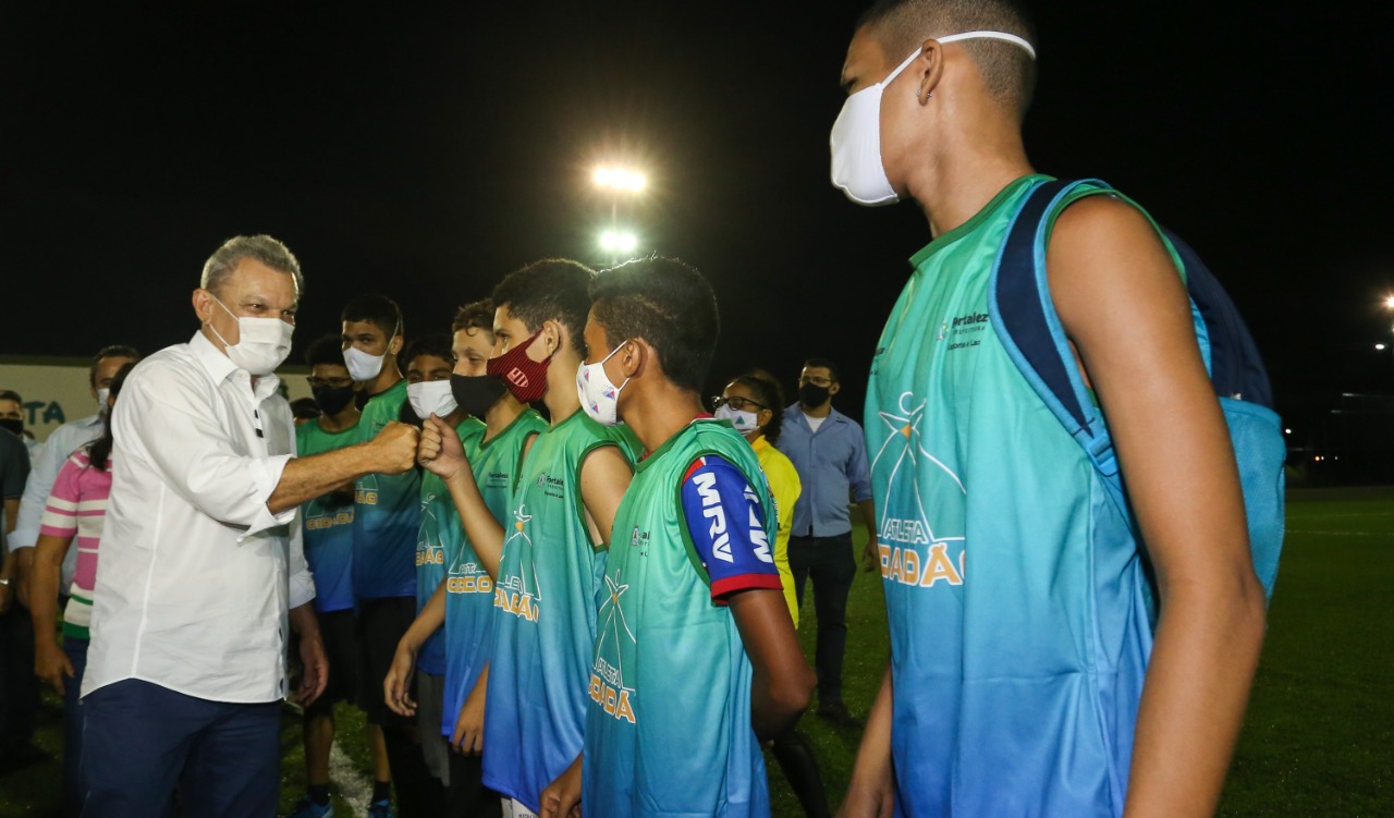 prefeito cumprimenta jogadores